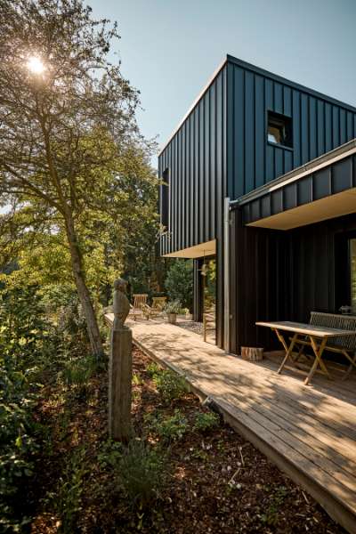 Arkitekt kræser for detaljerne i villa med naturudsigt og facadebeklædning i stål og sten, Konsul Lorenzen Straße 5, 24376 Kappeln, Tyskland